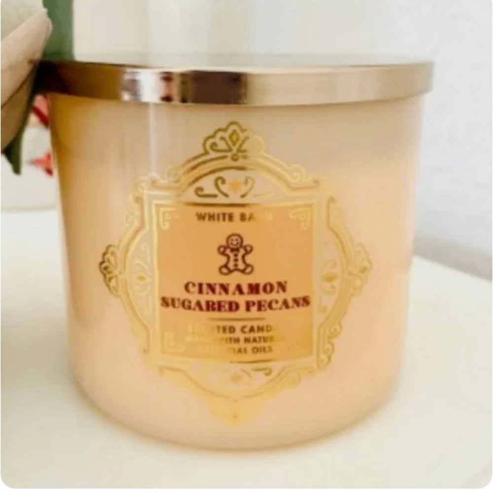 White Barn “ Cinnamon Sugared Pecans” Candle